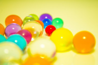 Mistik cam top ışıkları ile içinde etrafında dans