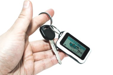 el ile bir araba anahtarı. Beyaz arka plan üzerinde izole.