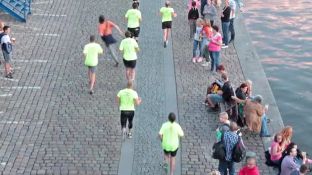 Praga Ago 30 Nike Corremos corredores de maratón de Praga en la orilla del río Naplavka — Vídeos de Stock