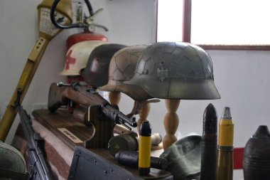 Miğferler. Brezilya, Güney Amerika 'da İkinci Dünya Savaşı' ndan kalma orijinal Alman miğferlerinin sergilenmesi