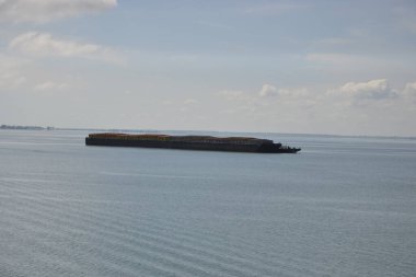 Rio do Brasil, Güney Kargo teknesinde nehir nakliye gemisinin panoramik görüntüsü. Ürünleri seyir edilebilir bir tatlı su nehri, su yolu, arka planda panoramik fotoğraf ve gökyüzünde marj ve bitki örtüsüyle taşıyorlar.