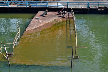 İskele. Sao Paulo, Brezilya, Güney Amerika, Rio Tiete 'de Tiete Nehri' nde bir turizm gemisinden görülen bir liman yıkıldı.