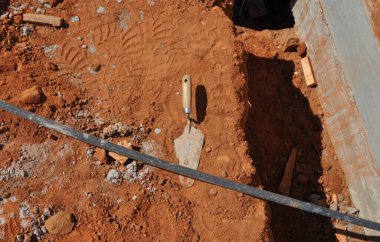 Tuğlacı. Brezilya 'daki inşaat sahalarında Spatula, duvarcılar ve inşaat işçileri tarafından Brezilya' da kullanılan ekipman, sütun, toprak ve elektrik boruları için temeli olan. Brezilya, Güney Amerika 