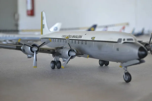 플라스틱 모델의 플라스틱 모델링은 전시회 브라질 공군의 항공기를 목적으로 플라스틱 — 스톡 사진