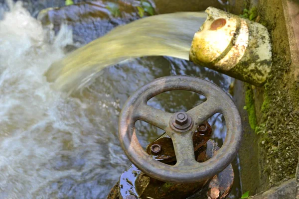 Verschmutztes Wasser Verschmutztes Wasser Aus Einem Pvc Rohr Mit Aufzeichnungen — Stockfoto