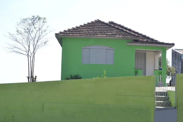 住居のファサード 緑の木々と白い鉄の窓と古い屋根を持つブラジル 南アメリカの内部の都市の壁を含む緑を描いたすべてのレジデンス — ストック写真