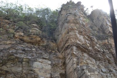 Uçurum. Brezilya 'nın milyonlarca yıllık turistik konumu, Güney Amerika' nın dipten ana ağaçlara bakan kayalıklarıyla geniş uçurum.