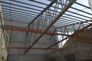 Demirden yapı, Brezilya, Güney Amerika 'da iç görünümde yapım aşamasının bittiği son aşamada çatının yerleştirilmesi için toplandı.