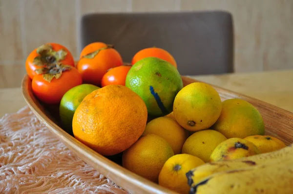 Frutas Brasileñas Cesta Madera Con Frutas Brasileñas Plátano Naranja Caqui — Foto de Stock