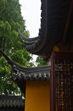 Yerel tapınağın süslü çatıları - Jinze Antik Kasabası 'nı keşfediyor - Şangay yakınlarında.