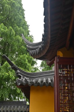 Yerel tapınağın süslü çatıları - Jinze Antik Kasabası 'nı keşfediyor - Şangay yakınlarında.