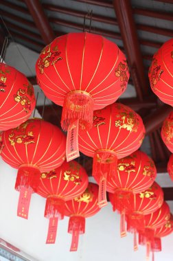 Eski bir tapınağın tavanında kırmızı fenerler