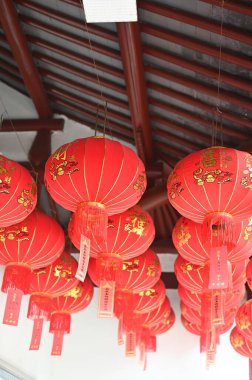 Eski bir tapınağın tavanında kırmızı fenerler