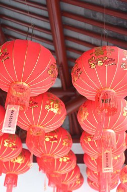 Tapınağın tavanında çok fazla kırmızı fener var.