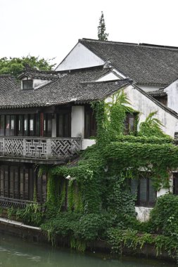 Şangay yakınlarındaki Eski Su Kasabası Jinze 'de kanallar boyunca güneşli bir gün.