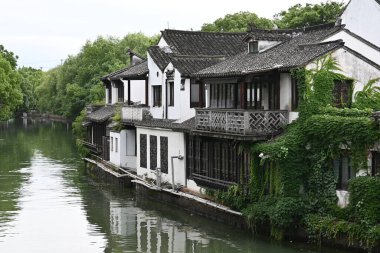 Şangay yakınlarındaki Eski Su Kasabası Jinze 'de kanallar boyunca güneşli bir gün.
