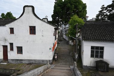 Beyaz, Şangay yakınlarındaki Jinze Su Kasabası 'nda antik mimariyi temsil eden eski evleri yıkadı.