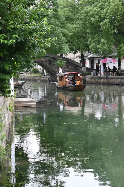 Barco Flotando Por Canal Una Tarde Perezosa —  Fotos de Stock