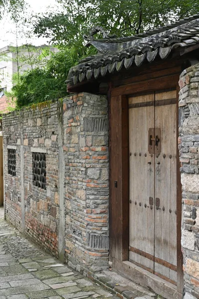 Porta Madeira Velha Parede Pedra Que Cercam Pátio Cidade Antiga — Fotografia de Stock