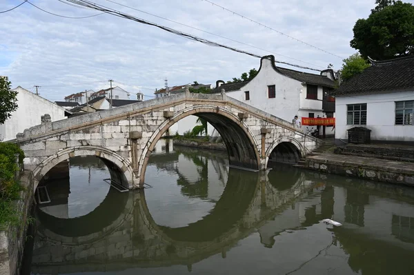 上海附近金泽古水镇的一座桥 乘皮划艇游览城市运河 — 图库照片