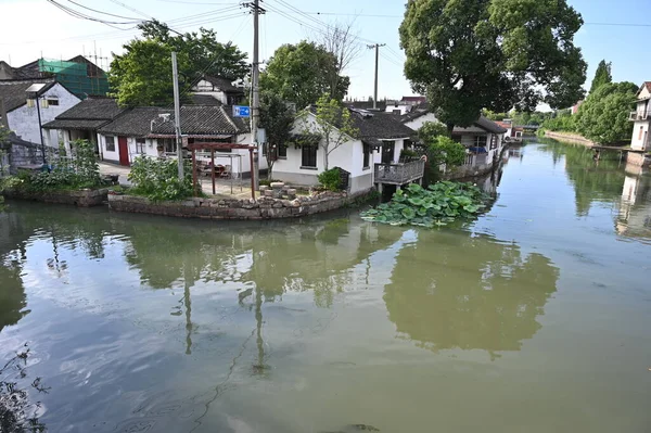 上海近郊古水镇金泽的水渠 — 图库照片