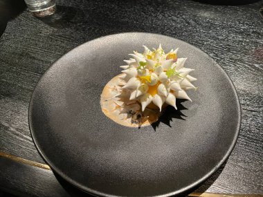 Lezzetli bir tatlıya yaklaştık. 