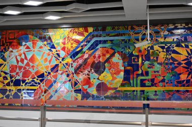 Şangay, Qingpu bölgesindeki yeni metro istasyonlarından birine bakıyorum. 