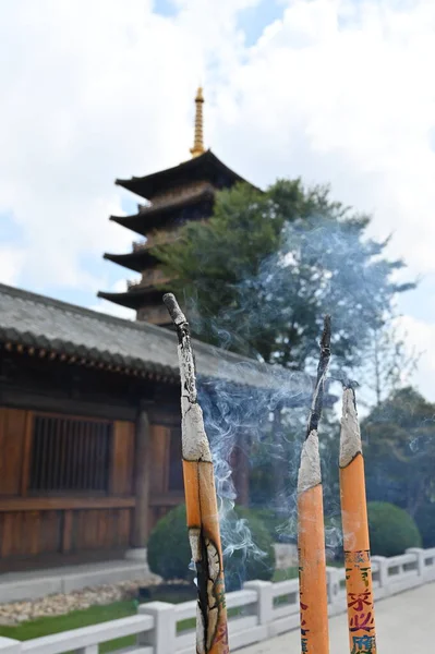 Oraciones Quema Incienso Humo Historia Patio Del Templo Baoshan Shanghai — Foto de Stock