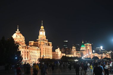 Gece yarısı Şangay 'ın merkezindeki Bund' ın üzerinde gökyüzü manzarası.