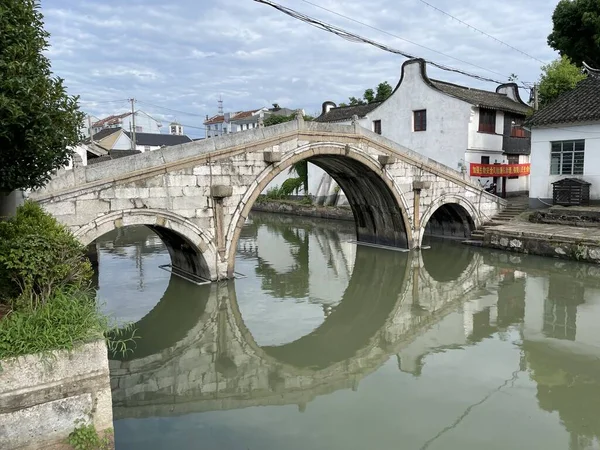 Şangay 'ın batısındaki antik Jinze kasabasındaki ünlü köprülerden biri. 