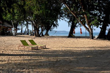 Kamboçya 'da Koh Russey (Bambu adası) adasının sahilinde küçük bir koy - doğayı rahatlatmak ve eğlenmek için güzel bir yer.