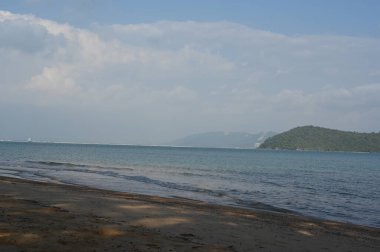 Kamboçya 'da Koh Russey (Bambu adası) adasının sahilinde küçük bir koy - doğayı rahatlatmak ve eğlenmek için güzel bir yer.