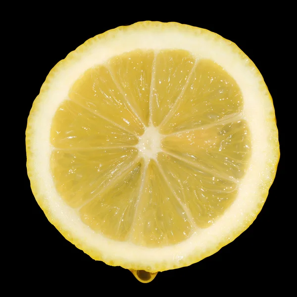 一片柠檬与黑色背景上的水滴 — 图库照片