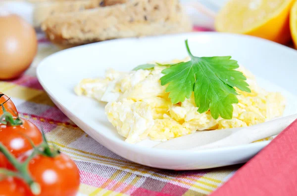 Uova strapazzate, pane tostato, succo fresco, pomodori e arance — Foto Stock