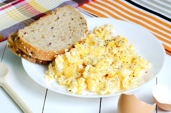 Ovos mexidos com pão integral — Fotografia de Stock