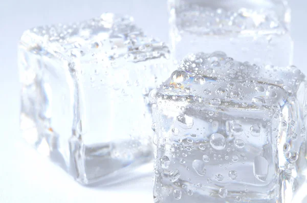 Makro z trzech kostek lodu z kropli wody — Zdjęcie stockowe