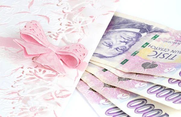 Dekorativer Geschenkumschlag und tschechische Banknoten Geld isoliert auf weiß — Stockfoto
