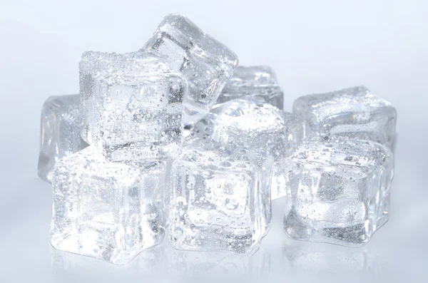 Gruppo di cubetti di ghiaccio con goccioline d'acqua — Foto Stock