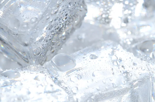 Detalhe macro de cubos de gelo com gotas de água — Fotografia de Stock