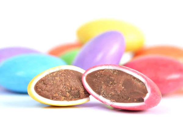 초콜릿 작성에 대 한 빨간색과 노란색의 smarties 등분된 — 스톡 사진