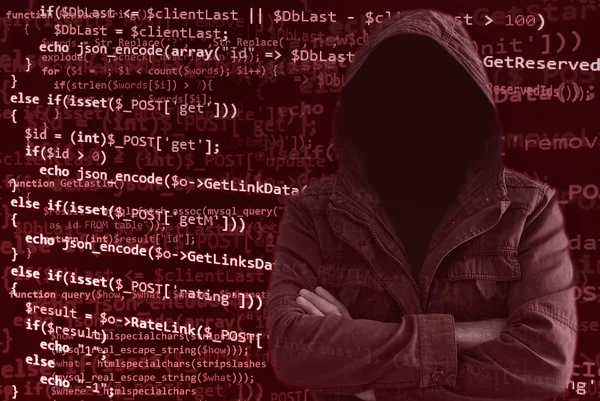 Hacker sin rostro rodeado de código de programación — Foto de Stock