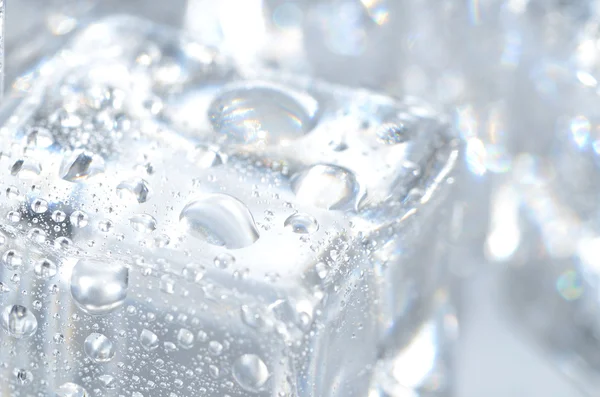 Dettaglio macro di cubetti di ghiaccio con gocciolina d'acqua — Foto Stock