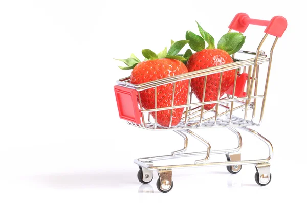 Winkelwagen met aardbeien geïsoleerd op witte achtergrond — Stockfoto