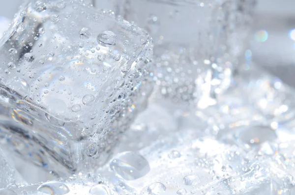 Detalhe macro de cubos de gelo com gotas de água — Fotografia de Stock