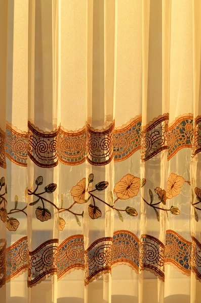 Luxus drapiert goldenen dekorativen Vorhang drinnen bei Sonnenuntergang — Stockfoto