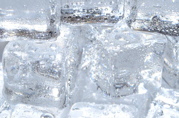 Detalhe macro de cubos de gelo com gotas de água — Fotografia de Stock