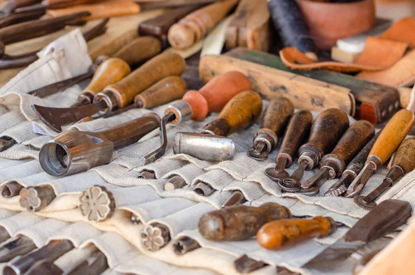 O equipamento do trabalhador de couro medieval e fabricante de sapatos. — Fotografia de Stock
