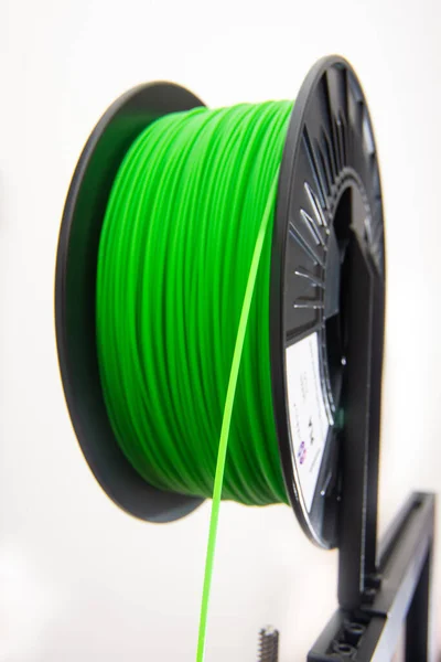 Dettaglio filamento verde FDM, materiale per la stampa su stampanti 3d. Isolato su sfondo bianco. Foto verticale. — Foto Stock