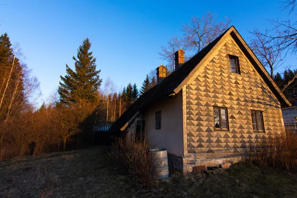 Hranicky - Tschechien, Orlicke hory. Die letzte verbliebene Hütte der alten abgebrannten kommunistischen Siedlung auf dem Gipfel der Berge bei Sonnenuntergang. — Stockfoto