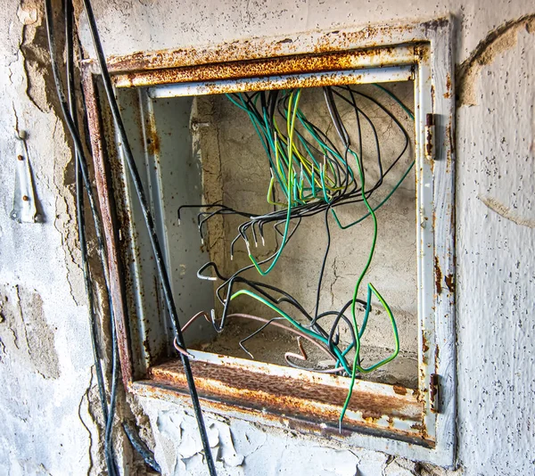 Lieu endommagé de l'installation électronique en aluminium d'origine de l'hôtel socialiste détruit dans l'ancienne Tchécoslovaquie — Photo